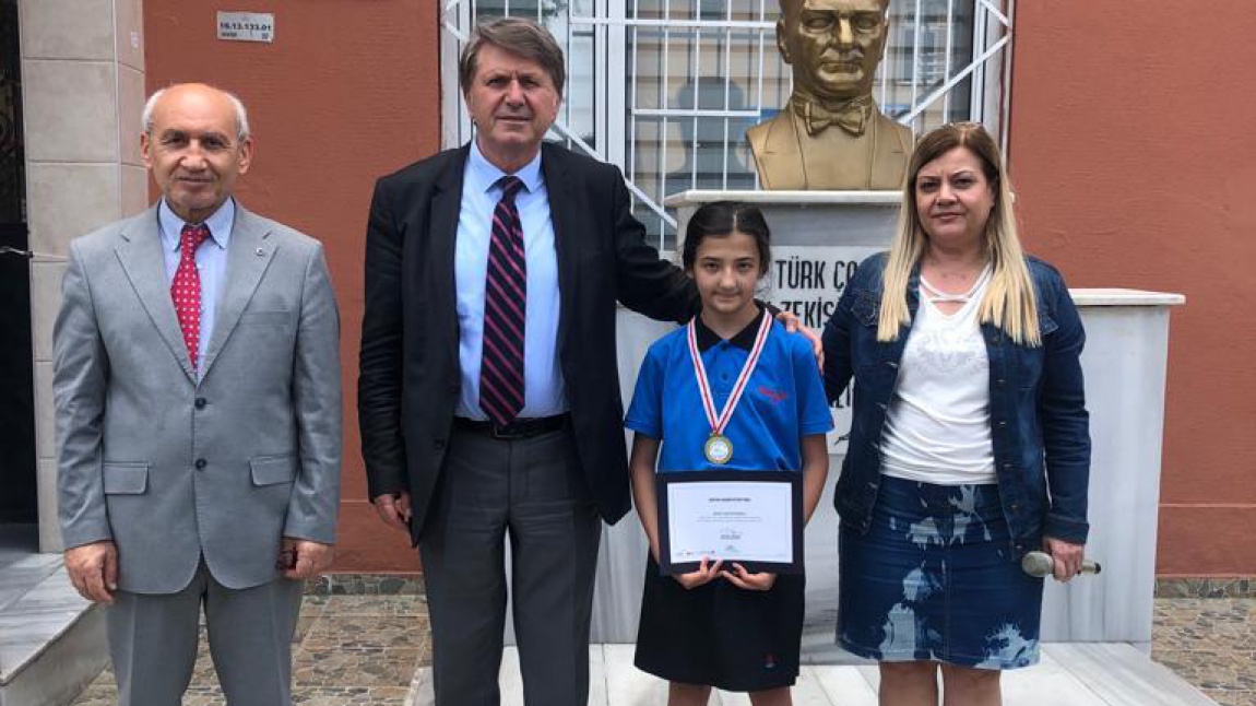 Nilüfer Belediyesinin Boyun Kadar Kitap Oku  etkinliğinde 6-E sınıfından Fulya Su ÖZÜN adlı öğrencimiz dereceye girmiştir. 