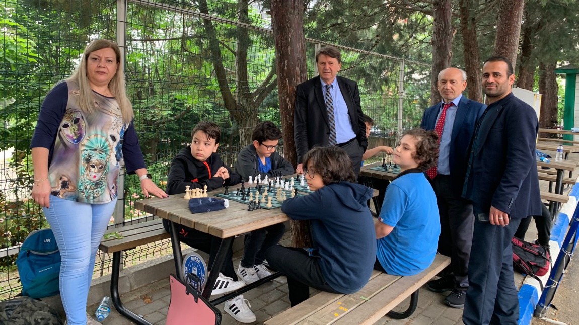 Okul Bahçemizde Satranç Turnuvası Düzenledik.